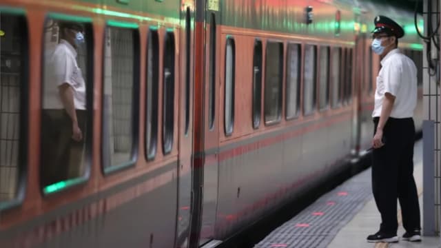 站务员睡过头致民众错过首班车  台铁给予处分