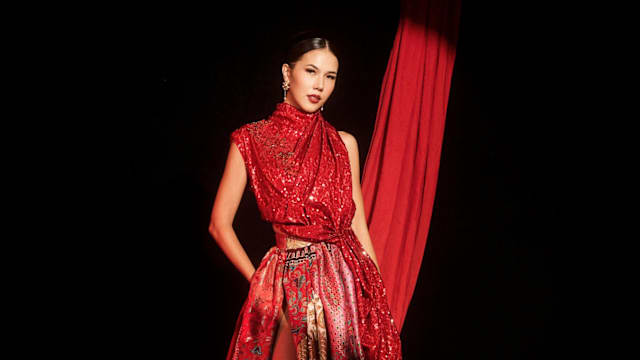 新加坡环球小姐参赛国服亮相!设计师蔡健伟以四大族群布料织就本地文化魅力 新加坡环球小姐参赛国服亮相!设计师蔡健伟以四大族群布料织就本地文化魅力