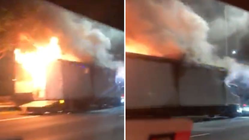 Lori terbakar di PIE dekat Bedok; pemandu dibawa ke hospital