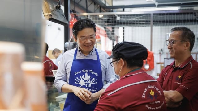 黄总理探访厨尊厨房 试当“咖啡仔”也学手语