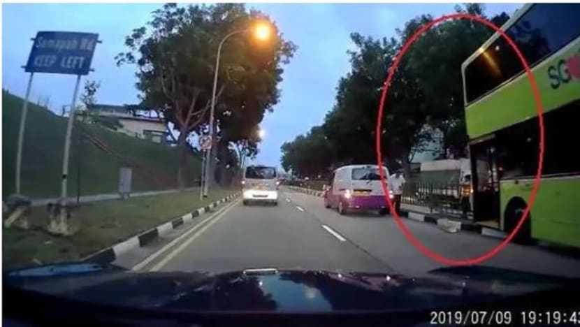 Bas SBS langgar pembahagi jalan di Simei