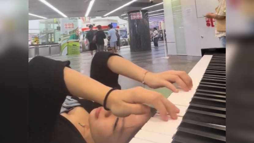 #trending: Music student wows netizens by playing Orchard MRT piano upside down using 'muscle memory'