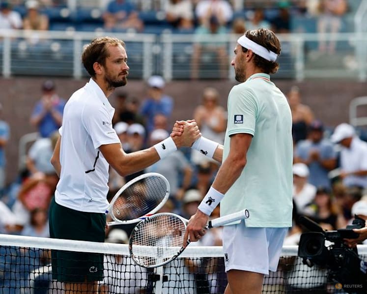 Medvedev's strong form continues with convincing win over Rinderknech