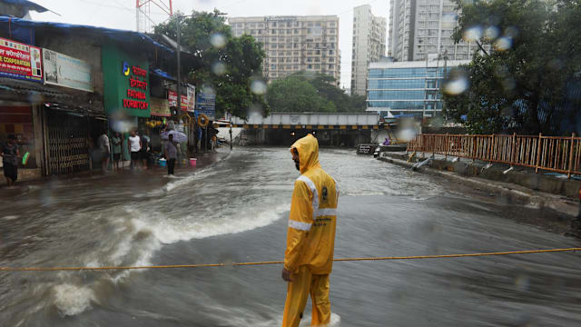 印度暴雨酿洪灾土崩 至少25人死亡