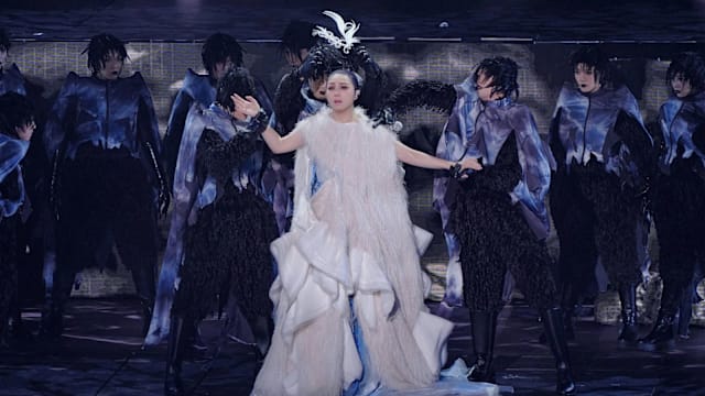 哀悼期间照开唱！杨千嬅演唱会如期举行惹风波，捐首场收益救灾难平众怒