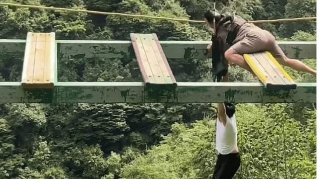 步步惊心！男孩湖北玩悬空桥坠落导致多处骨折
