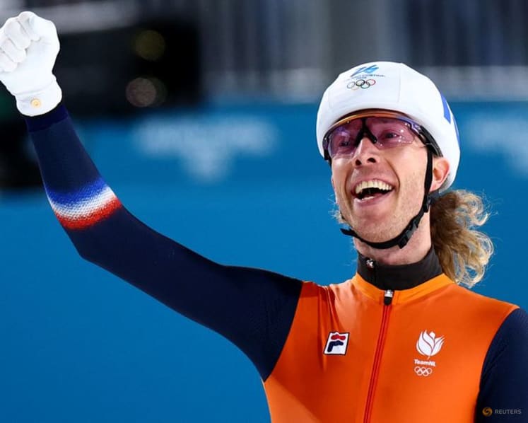 Speed skating-Dutchman Bergsma wins men's mass start at Milano Cortina