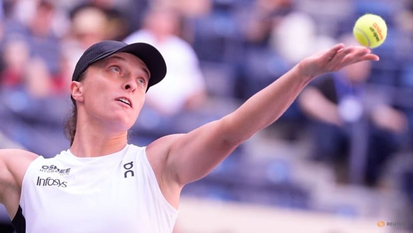 Swiatek swats aside Arango in US Open first round