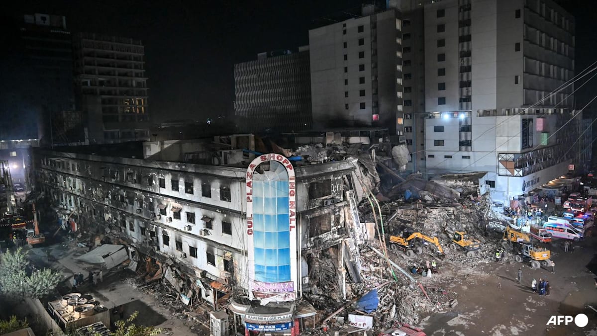 Death toll in Pakistan mall fire hits 55: Karachi government