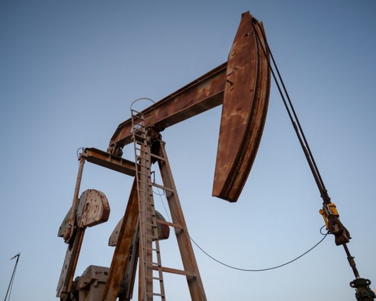 Brent up but off highs, US crude finishes with small loss