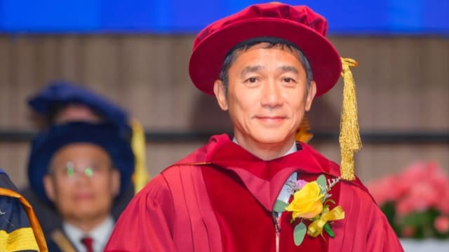梁朝伟获授荣誉博士学位，生命中最重要的2位女性一同见证！