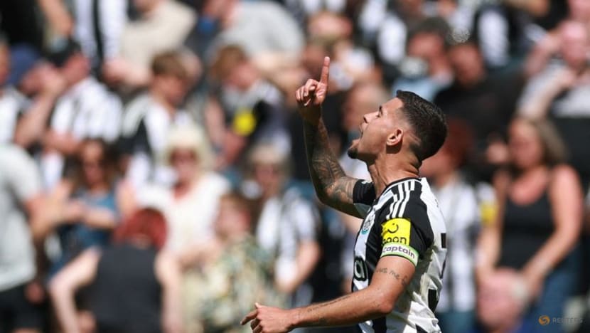 Newcastle go third with 2-0 win over 10-man Chelsea