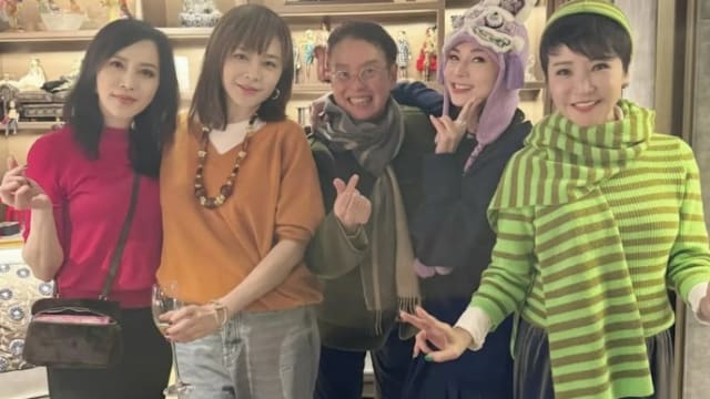 关之琳戴巨型金颈链拜年　谭校长大病初愈也来了！