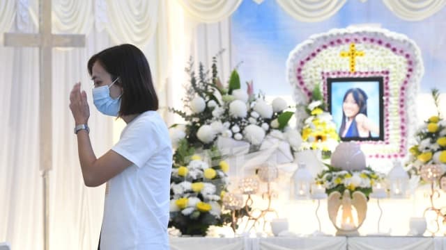“出事不求助反把她丢掉”  遇害马国少女之母盼嫌犯受制裁