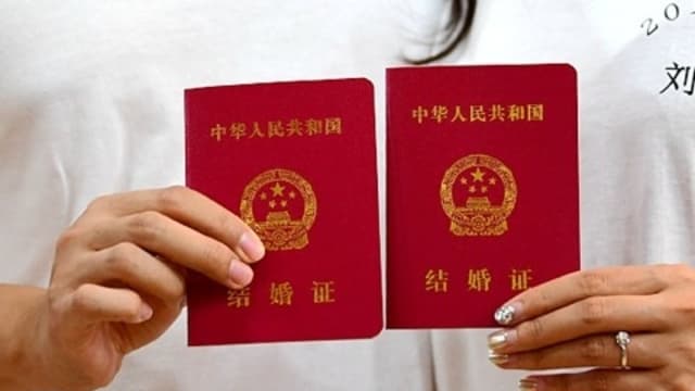 “520”结婚潮来袭 中国多地结婚登记预约爆满