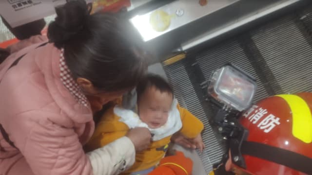 江西一岁幼童不慎摔倒 手指卡电动扶梯受伤流血