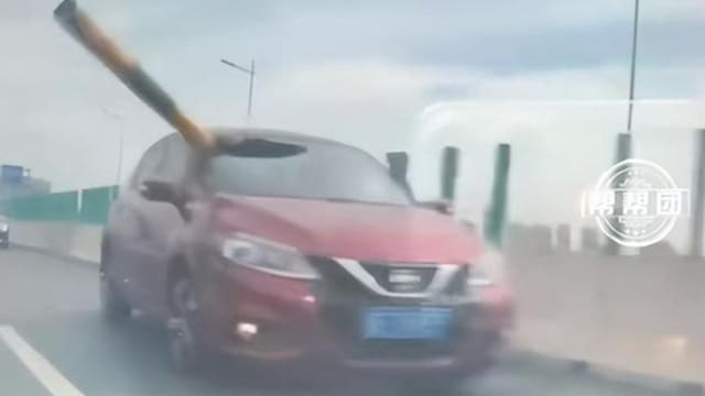中国货车撞断限高杆 坠落横杆砸中轿车