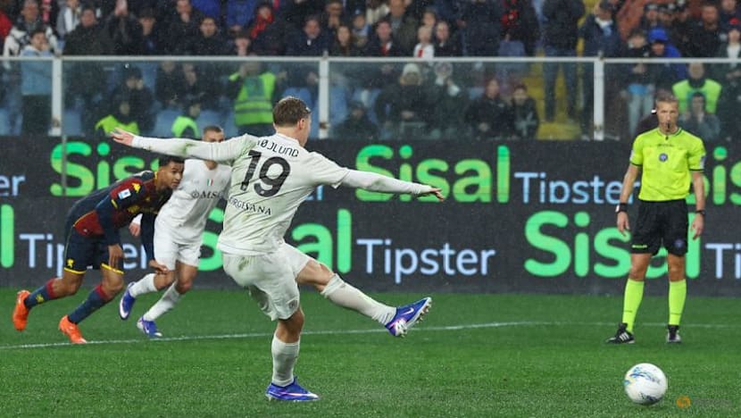 Napoli win 3-2 at Genoa with last-gasp penalty to close gap on leaders