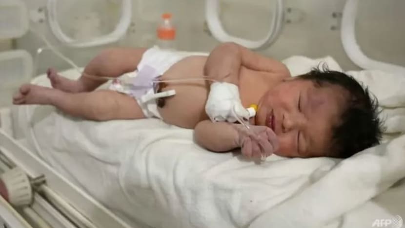 Bayi baru lahir ditemui bawah runtuhan di Syria diberi nama Aya oleh petugas hospital Bayi baru lahir ditemui bawah runtuhan di Syria diberi nama Aya oleh petugas hospital