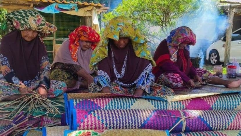 Kumpulan warga emas di Malaysia ini ligat hidupkan seni anyaman tikar kercut Kumpulan warga emas di Malaysia ini ligat hidupkan seni anyaman tikar kercut