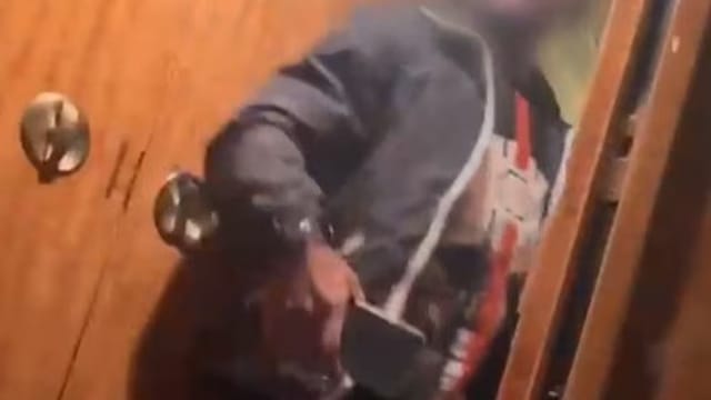 澳前黑帮头目持假护照逃离印尼 被发现藏身私人飞机厕所
