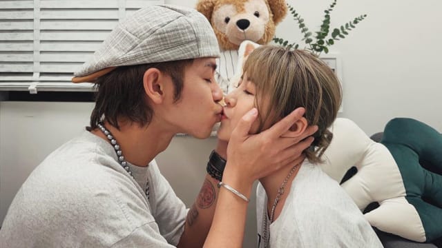 晒亲吻照认爱大元　鼓鼓：你是我的