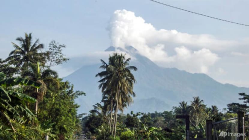 Indonesia's Merapi volcano spews hot clouds, 500 evacuate