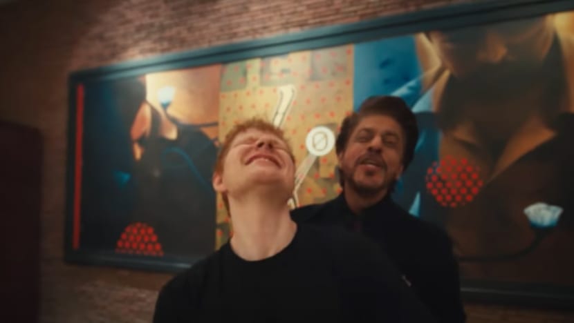 Naik bajaj di India, Ed Sheeran gandeng Shah Rukh Khan di video klip lagu Sapphire