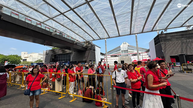国庆庆典大门提早在3点多开放 让观众入席