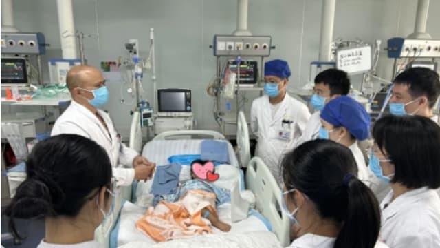 云南三岁女童被眼镜王蛇咬伤“假死”三天奇迹生还