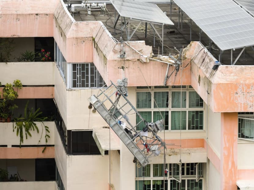 Gondola hanging from Block 199 Boon Lay Drive on May 11, 2023. Photo: Leonard Leong/TODAY Gondola hanging from Block 199 Boon Lay Drive on May 11, 2023. Photo: Leonard Leong/TODAY
