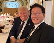 South Korean leader books golf with Trump after 'pinky promise'