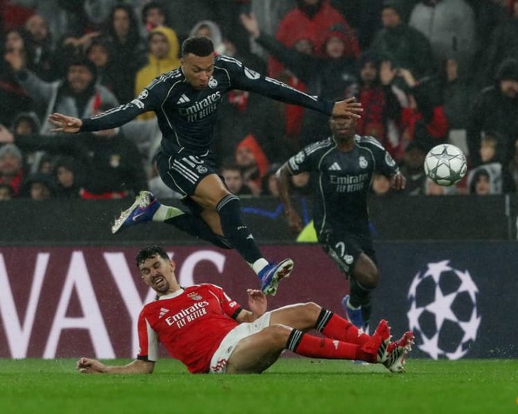 Goalkeeper scores at death to keep Benfica in Champions League with 4-2 win over Real Madrid