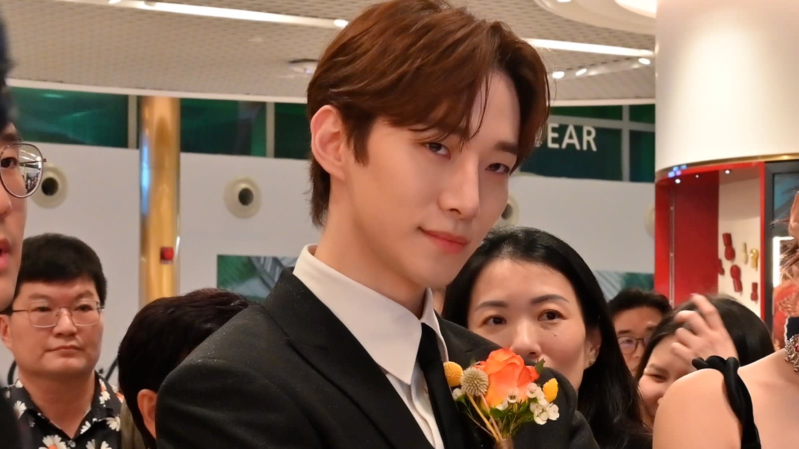 “本部长”李俊昊来了！访樟宜机场崭新免税店，他最推荐什么？ - vibes by 8world