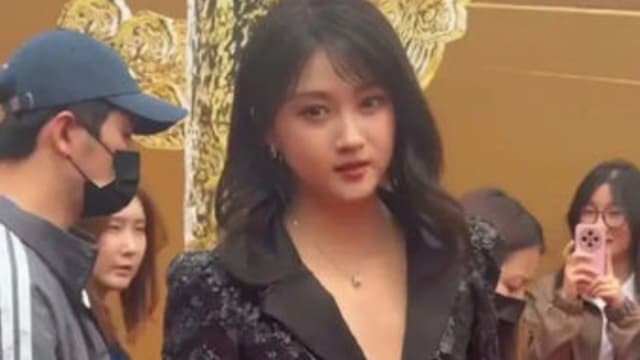 分手后状态不佳？关晓彤肿脸现身还戴假发