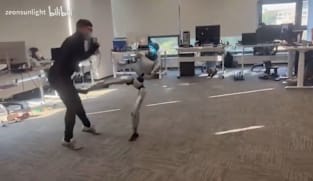 பொறியாளரைத் தாக்கிய இயந்திர மனிதக் கருவி -  இணையவாசிகள் கேலி