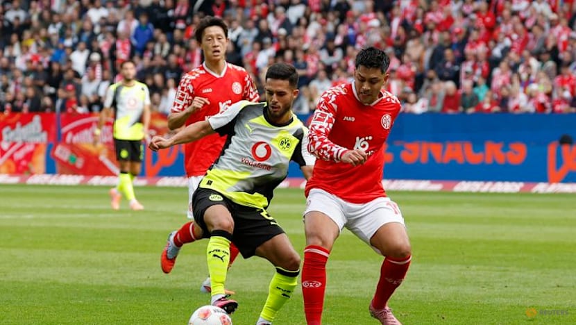Dortmund earn fourth straight league win with 2-0 win at 10-man Mainz