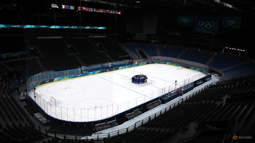 Ice hockey-Italy out to shock the hockey world, says coach Bouchard