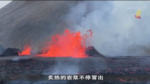 冰岛火山开始喷发 游客冒险前往