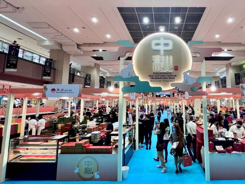 Golden buys amid mid-autumn celebrations in Orchard Road Golden buys amid mid-autumn celebrations in Orchard Road