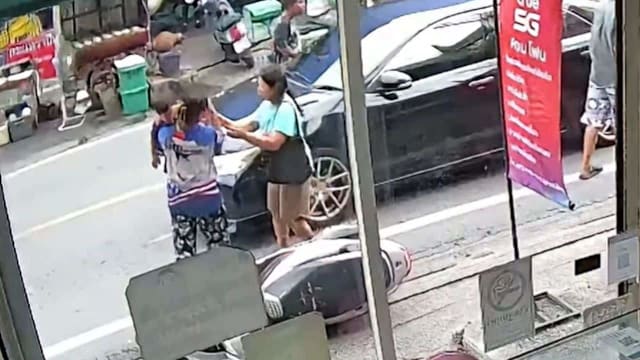 泰国男童从母亲摩托车跌落 父亲竟掌掴无辜司机