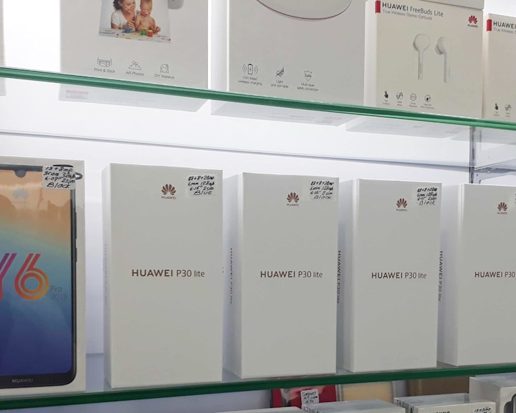 Mobile phone shops stop buying Huawei phones from customers; anxiety sets in for existing users