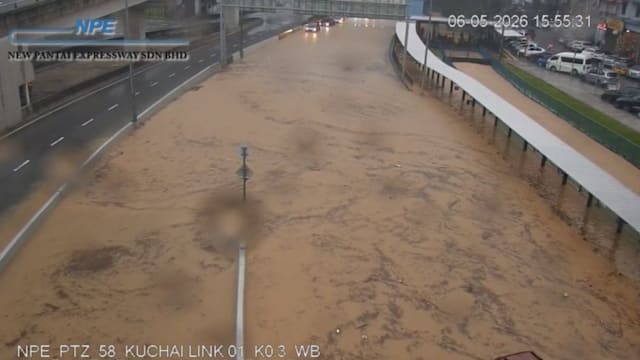吉隆坡暴雨引发突发性水灾 交通瘫痪险象环生