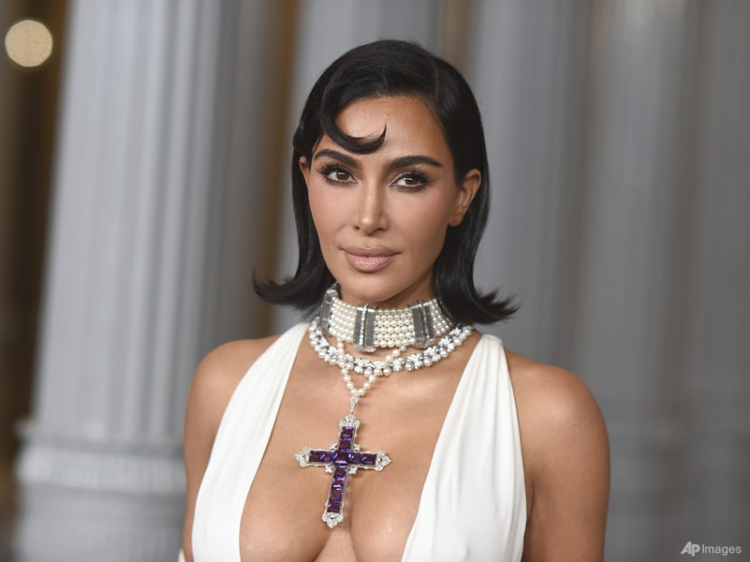 Kim Kardashian is 'dating again' but is keeping it 'very under wraps' Kim Kardashian is 'dating again' but is keeping it 'very under wraps'