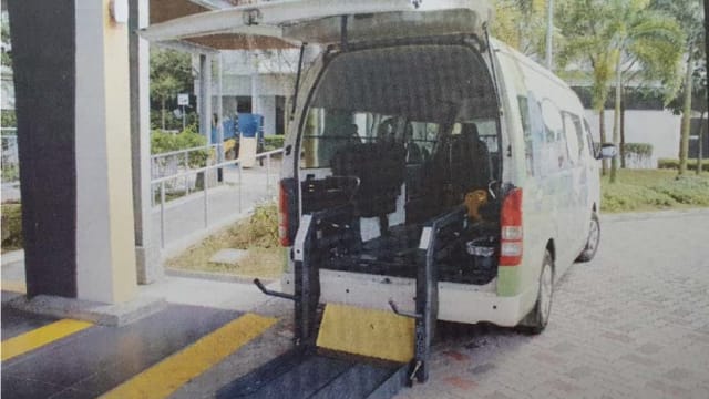 疏忽导致坐轮椅老翁跌死  护工司机各罚1万元