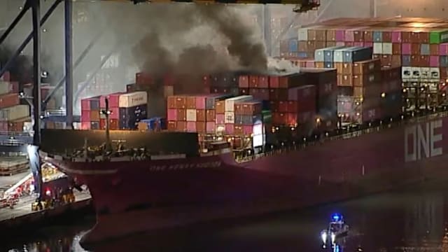 美国洛杉矶港口货船起火爆炸 23名船员全数撤离无人伤