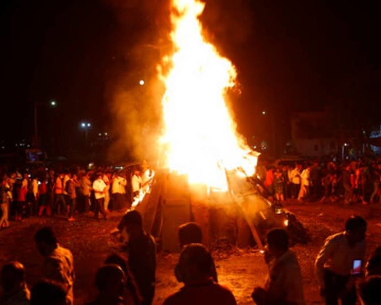 Indians gather for Holi celebrations as COVID-19 cases surge
