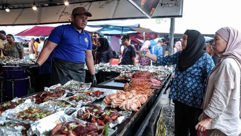 Makanan laut gergasi tarik perhatian pengunjung Bazar Ramadan Taman Suria di JB