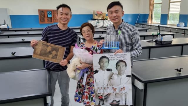 成绩差却没被放弃 双胞胎兄弟30年后返校给班主任惊喜