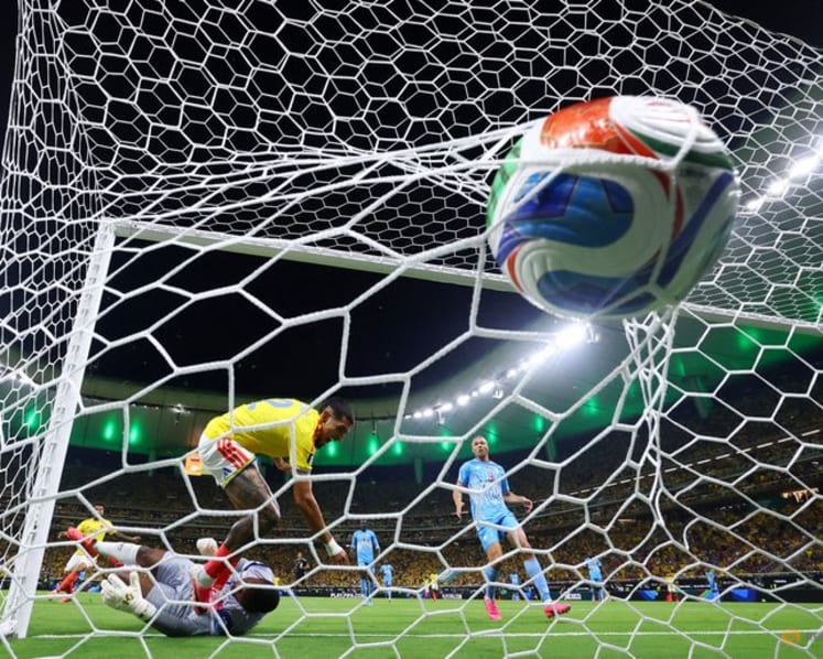 Munoz strike sends Colombia into World Cup Round of 32